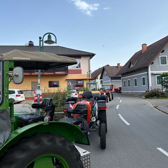 Bild enthält, Neighborhood, Shelter, Wheel, City, Road, Street, Urban, Car, Model T, Spoke