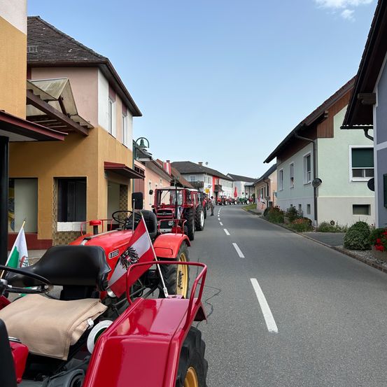 Bild enthält, Neighborhood, City, Road, Street, Urban, Suburb, Wheel, Person, Motorcycle, Cityscape