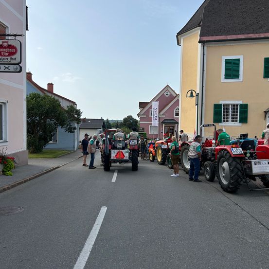 Bild enthält, Neighborhood, Wheel, City, Person, Road, Urban, Building, Vehicle, Fire Truck, Truck