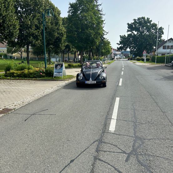 Bild enthält, Car, Transportation, Vehicle, Road, City, Person, Tarmac, Urban