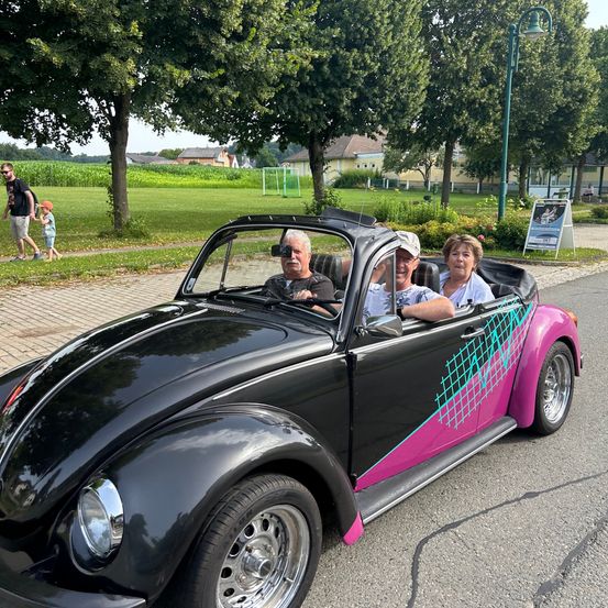 Bild enthält, Car, Adult, Male, Man, Person, Tree, Wheel, Fun, Vacation, Face