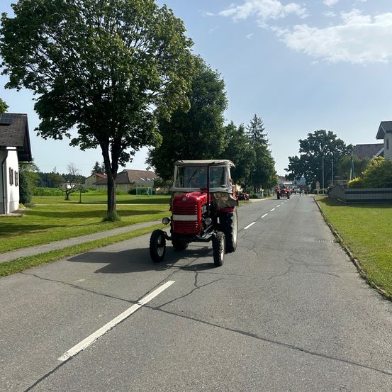 Bild enthält, Machine, Wheel, Road, Transportation, Vehicle, Outdoors, Plant, Tree