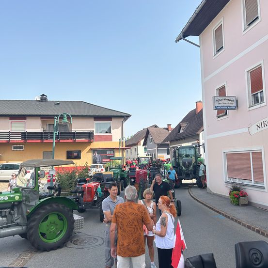 Bild enthält, Neighborhood, City, Urban, Shelter, Street, Wheel, Adult, Male, Man, Person