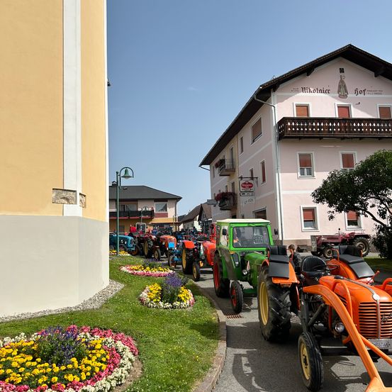 Bild enthält, Grass, Lawn, Neighborhood, City, Urban, Wheel, Street, Potted Plant, Person, Building