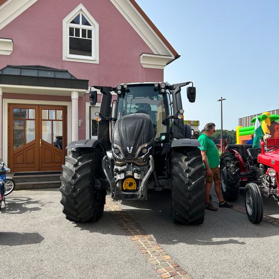 Bild enthält, Machine, Wheel, Adult, Male, Man, Person, Tire, Tractor, Transportation, Vehicle
