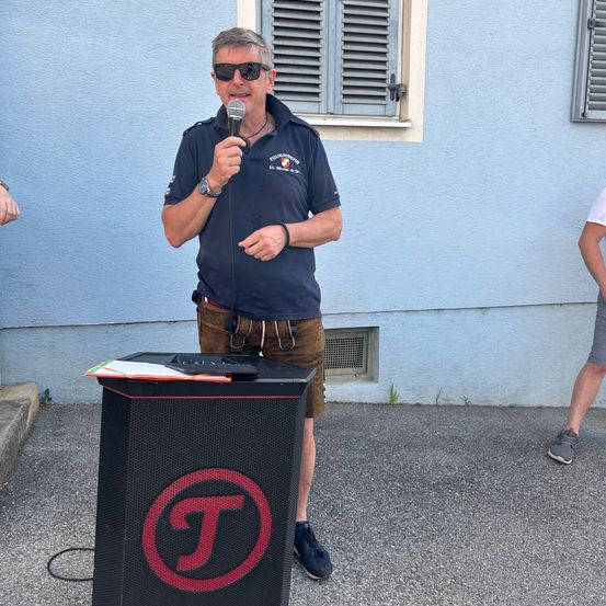 Bild enthält, Crowd, Person, Adult, Male, Man, People, Audience, Shoe, Microphone, Face