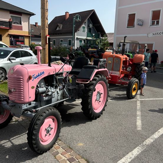 Bild enthält, Machine, Wheel, Car, Transportation, Vehicle, Tractor, Person