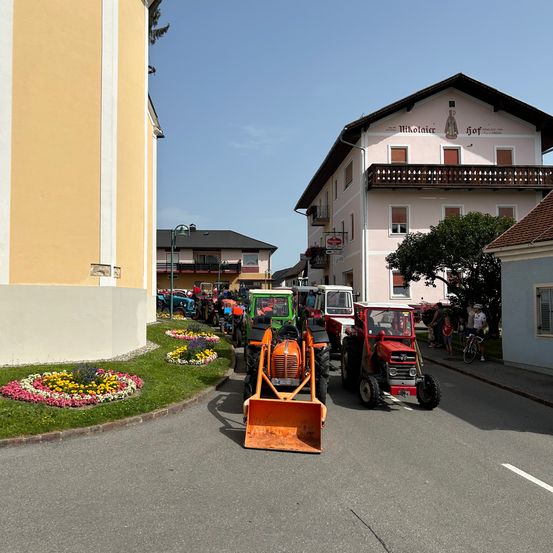 Bild enthält, Neighborhood, City, Road, Street, Urban, Tarmac, Wheel, Building, Person, Car