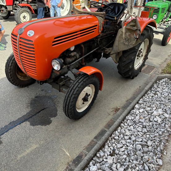 Bild enthält, Machine, Spoke, Wheel, Person, Road, Tire, Alloy Wheel, Car, Tractor, Face