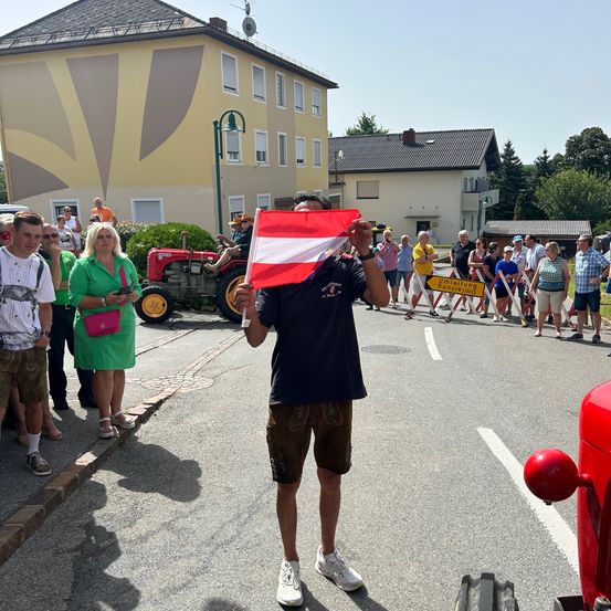 Bild enthält, Person, Adult, Female, Woman, Shorts, Shoe, Wheel, Flag, Austria Flag, Face
