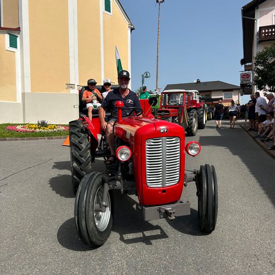 Bild enthält, Machine, Wheel, Adult, Male, Man, Person, Helmet, Tire, Tractor, Vehicle