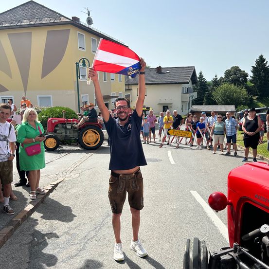 Bild enthält, Boy, Male, Person, Teen, Adult, Female, Woman, Shorts, Shoe, Wheel