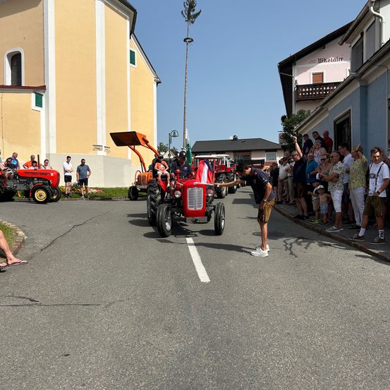Bild enthält, Neighborhood, City, Road, Street, Urban, Person, Wheel, Adult, Male, Man
