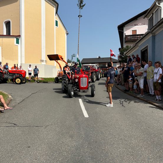 Bild enthält, Neighborhood, City, Road, Street, Urban, Wheel, Person, Shorts, Shoe, People