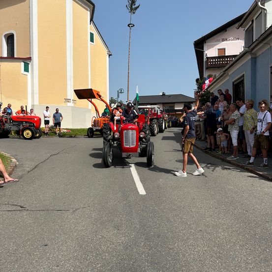 Bild enthält, Neighborhood, Road, Boy, Male, Person, Teen, Adult, Man, Wheel, Street