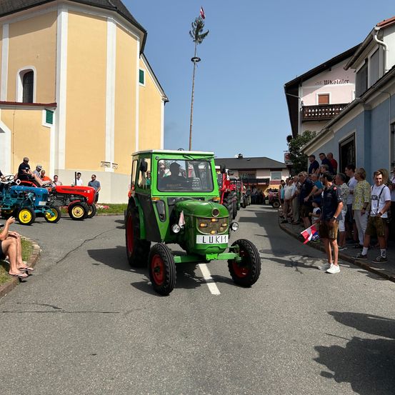 Bild enthält, Neighborhood, Wheel, Person, City, Road, Street, Urban, Tarmac, Vehicle, Car