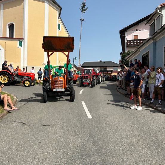 Bild enthält, Neighborhood, Road, Antique Car, Model T, Tarmac, City, Street, Urban, Person, Wheel