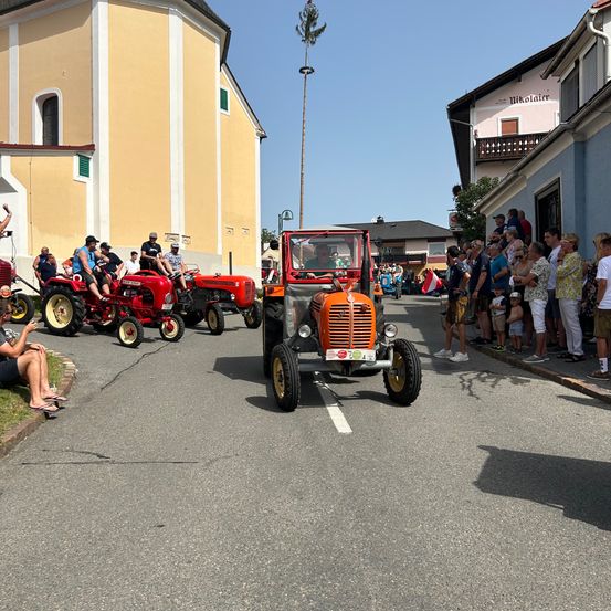 Bild enthält, Neighborhood, Wheel, City, Road, Street, Urban, Person, Car, Model T, Vehicle