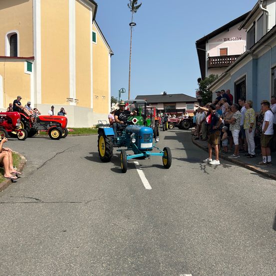 Bild enthält, Neighborhood, City, Wheel, Antique Car, Car, Model T, Vehicle, Person, Road, Street