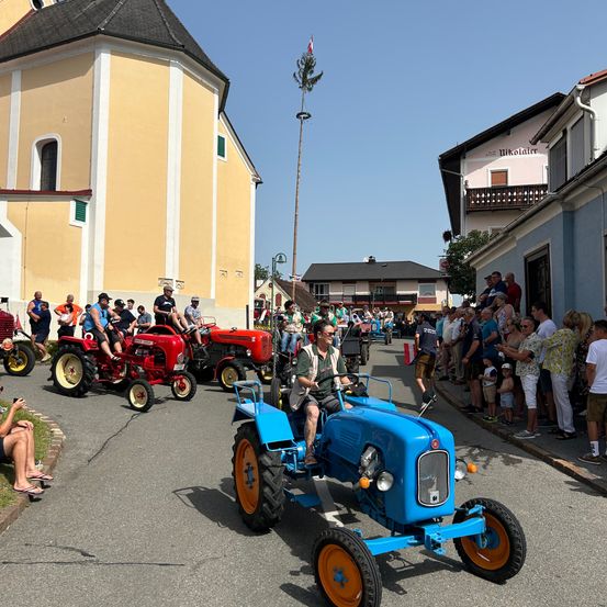 Bild enthält, Wheel, Person, Hot Rod, Vehicle, Neighborhood, Adult, Male, Man, Model T, Building