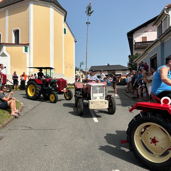 Bild enthält, Wheel, Adult, Male, Man, Person, Hot Rod, Vehicle, Model T, Neighborhood, City