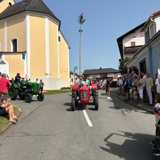 Bild enthält, Neighborhood, City, Road, Street, Urban, Antique Car, Model T, Wheel, Person, Hot Rod