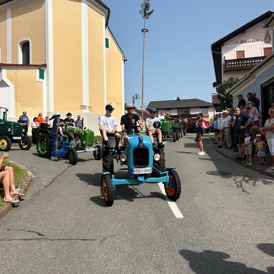Bild enthält, Neighborhood, City, Street, Urban, Hot Rod, Vehicle, Person, Wheel, Model T, Shoe