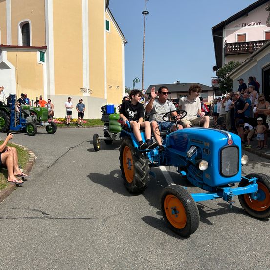 Bild enthält, Boy, Male, Person, Teen, Wheel, Adult, Man, Hot Rod, Vehicle, Neighborhood