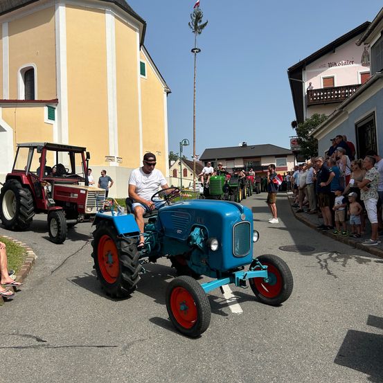 Bild enthält, Machine, Wheel, Adult, Male, Man, Person, Tractor, Vehicle, Face, Neighborhood