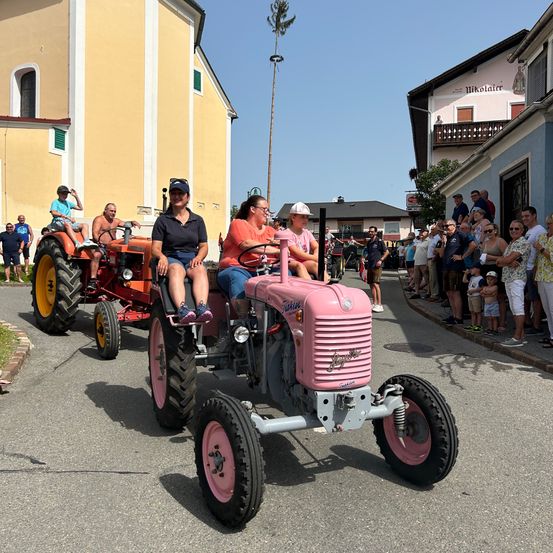 Bild enthält, Wheel, Adult, Female, Person, Woman, Tractor, Vehicle, Neighborhood, Shelter, Face
