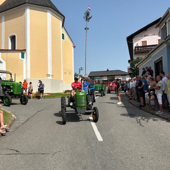 Bild enthält, Neighborhood, City, Road, Street, Urban, Tarmac, Wheel, Person, Model T, Motorcycle