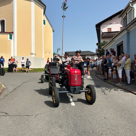 Bild enthält, Neighborhood, City, Street, Urban, Wheel, Person, Building, Model T, Vehicle, Motorcycle