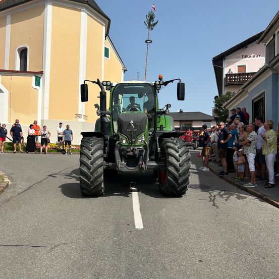 Bild enthält, Machine, Wheel, Person, Tractor, Transportation, Vehicle, Tire, Neighborhood, City, Car