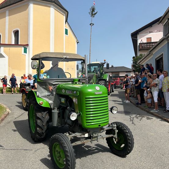 Bild enthält, Machine, Wheel, Person, Tractor, Transportation, Vehicle, Car