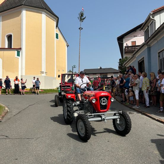 Bild enthält, Wheel, Adult, Male, Man, Person, Neighborhood, Building, Atv, Vehicle, Car