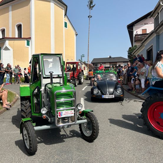 Bild enthält, Machine, Wheel, Car, Transportation, Vehicle, Person, Neighborhood, Tractor