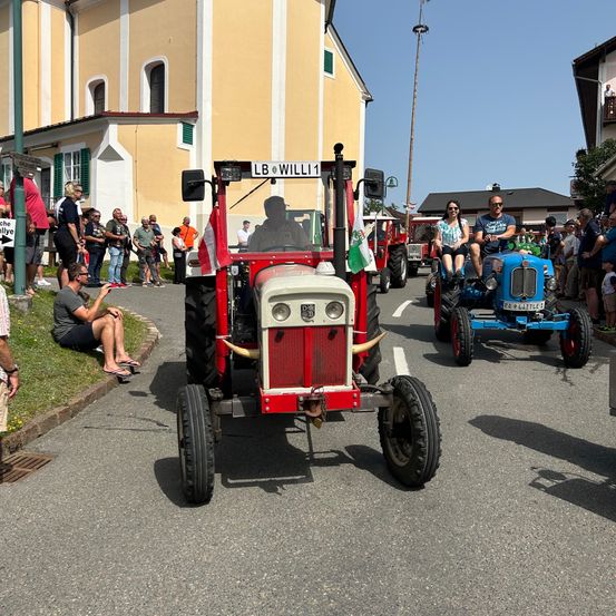 Bild enthält, Machine, Wheel, Adult, Male, Man, Person, Transportation, Vehicle, Car, Model T