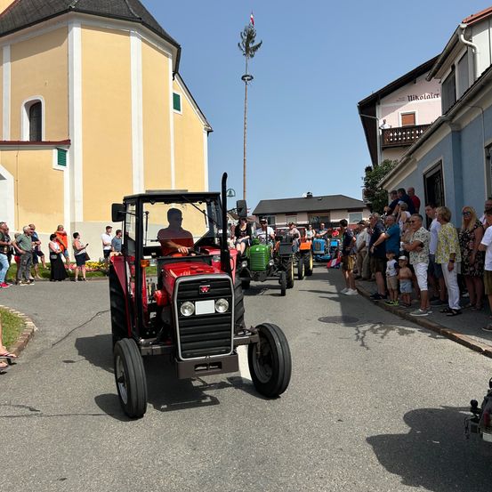 Bild enthält, Machine, Wheel, Person, Antique Car, Car, Model T, Transportation, Vehicle, Neighborhood