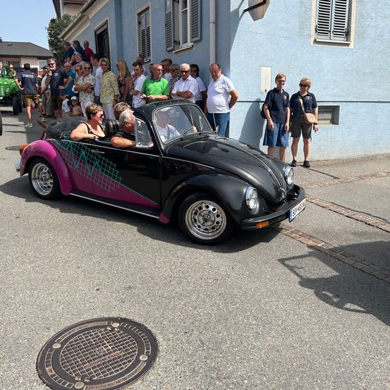 Bild enthält, Car, Vehicle, Hot Rod, City, Street, Urban, Person, Wheel, Spoke, Shorts