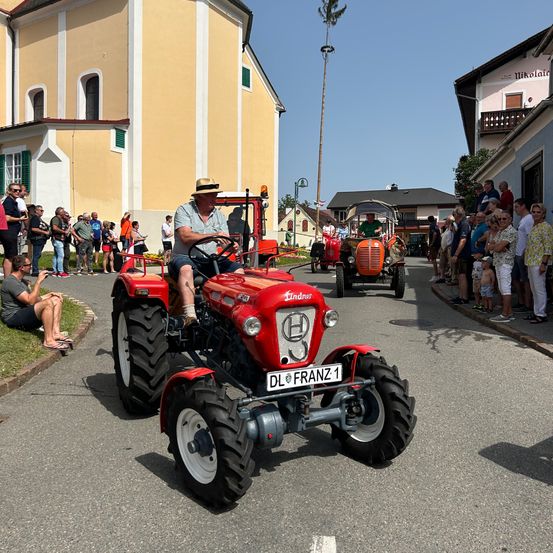 Bild enthält, Wheel, Adult, Male, Man, Person, Car, Vehicle, Tractor, Tire, Face
