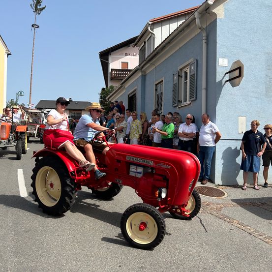 Bild enthält, Neighborhood, Wheel, Person, Adult, Male, Man, Shorts, Tractor, City, Jeans