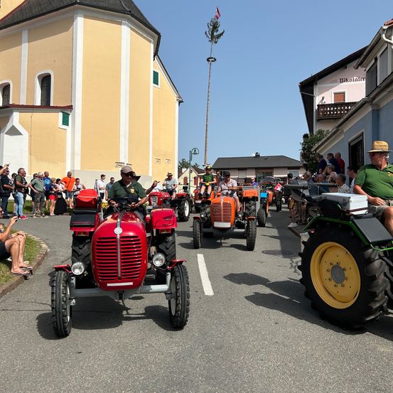 Bild enthält, Adult, Male, Man, Person, Neighborhood, Wheel, Building, Car, Vehicle, Tractor