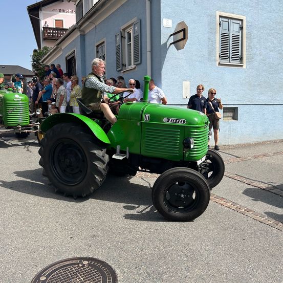 Bild enthält, Wheel, Adult, Male, Man, Person, Tractor, Vehicle, Car, Handbag, City