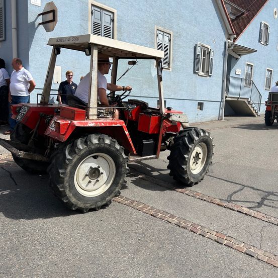 Bild enthält, Machine, Wheel, Adult, Male, Man, Person, Tire, Tractor, Transportation, Vehicle