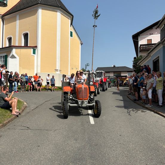 Bild enthält, Neighborhood, City, Road, Street, Adult, Male, Man, Person, Wheel, Building