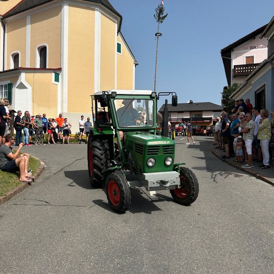 Bild enthält, Machine, Wheel, Adult, Male, Man, Person, Neighborhood, City, Vehicle, Tractor