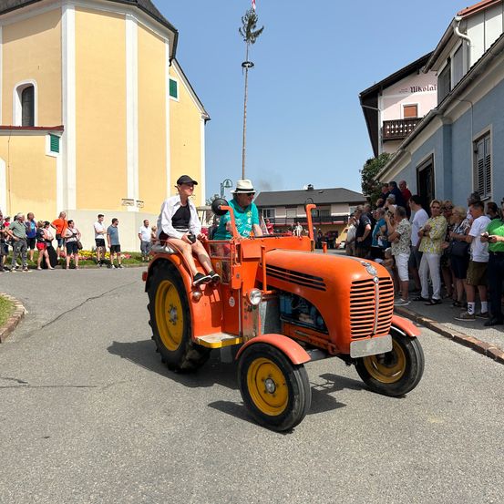 Bild enthält, Machine, Wheel, Boy, Male, Person, Teen, Tractor, Vehicle, Architecture, Building