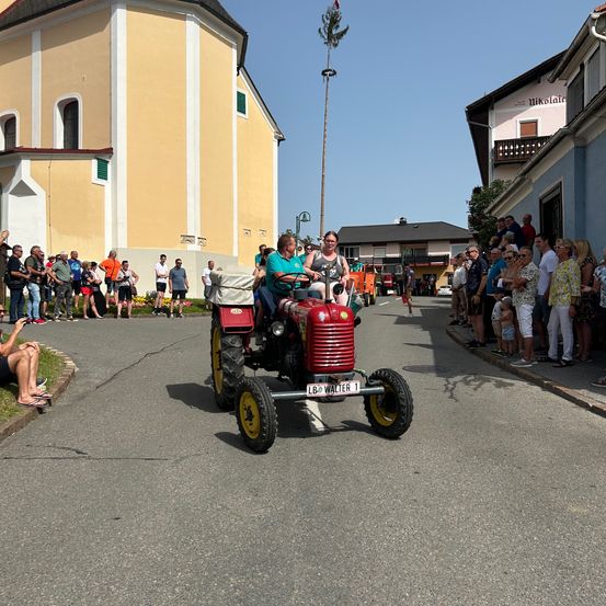 Bild enthält, Neighborhood, Adult, Female, Person, Woman, City, Street, Wheel, Building, Hot Rod