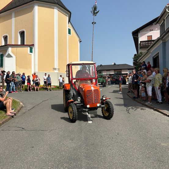 Bild enthält, Neighborhood, Machine, Wheel, Person, Road, Tarmac, Vehicle, Building, City, Street