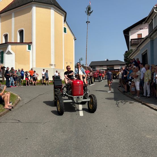 Bild enthält, Neighborhood, City, Road, Street, Urban, Wheel, Model T, Person, Building, Hot Rod